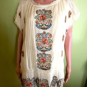 Beautiful Sundance Tunic Top with tons of Embroidery Never worn Size M
